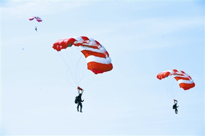 ��ɡѵ���У�Ů���ǽ���������ü����������