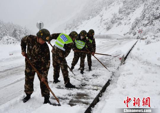 �侯��ͨ�ڶ�֧�ӹٱ�������ѩ�������Ĵ� ��