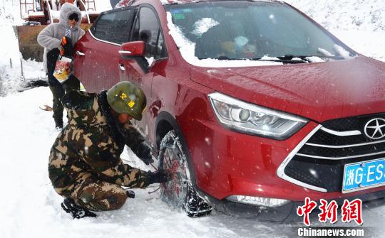 �侯��ͨ�ڶ�֧�ӹٱ�Ϊͨ�еĳ�����װ�������������㿭 ��