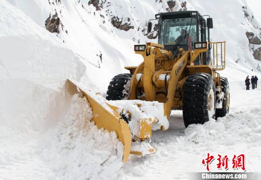 3��5��13ʱ����S212��K35������ѩ������ѩ��ȴ�4�ף���ͨ��ϣ�����������30�������������Ⱥ����� ��