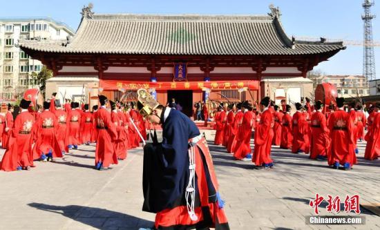 3��1�գ����ӱ�ʡ���ϴ��ڼ����͵����ںӱ�ʡ�����������С�����ȫ��������ͬ��300�����Լ��ӱ�ʦ����ѧ���ʽ���ѧԺ��30��λ��ѧ���μ��͵����͵���ԭΪ�Ŵ�ѧУ�ļ���������ڡ������еġ���ʦ��֮���������������͵�����2005��ָ��ٰ죬2011��ָ��������ǹ��ڻָ��������������֮һ��ͼΪ��ʽ�ֳ������������ ����� ��