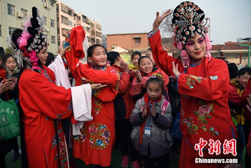 ͼΪ��ɽ�ع��Ҽ��������Ļ��Ų���Ŀ����ƽ������������ѩ÷(��)�����־�(��)��������ʵ��Сѧ�ֳ���ѧ����ƽ���������� ��