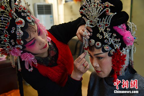 ͼΪ���Ŵ�������ѩ÷�����־��ڿ�ǰ���ͷ�Ρ� ���� ��