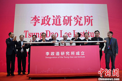 ����ͼ��11��28�գ���������������Ʋ��غ�60����֮�ʣ��������о������Ϻ���ͨ��ѧ���������2004��ŵ�����������Frank Wilczek��Ϊ���о������������ѧ�ߡ���������� �ź�ΰ ��