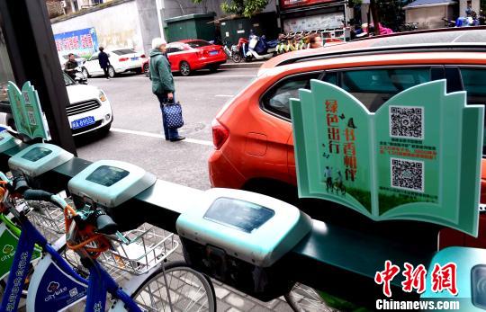 �����ڸ�������һ���������г�վ�����ɫ��΢��ͼ��ݡ���������־������һ���������飬�������ĳ�򡣡��������ɸ� ��