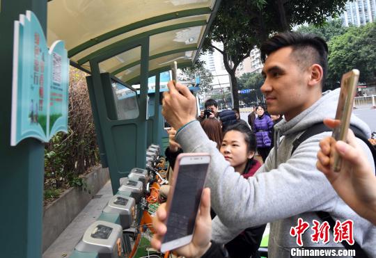 �μӡ���ɫ���� ������顱�����������������ڸ�������һ�������г�վ�����ֻ�ɨ�衰΢��ͼ��ݡ�������־�ϵĶ�ά�롣���������ɸ� ��