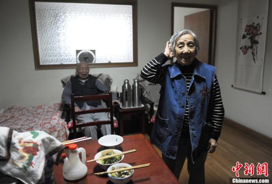 �������������˵���������������󡣾�ͳ�ƣ��й�80�����ϸ��������ѳ���2000���˿�ѧר��Ԥ�ƣ���2015�꣬�й������˿ڽ��ﵽ2.15�ڡ�Ŀǰ�����л���60�꼰���������˿�Ϊ235�򣬾ݹ��ƣ�δ�����꣬�����н���47������������Ҫ�������չˡ�������������ع�������ĸ����Ů��ؾ�ס���ճ�����Խ��Խ�ࡣ���ϣ����й���ʵ�Ǹ��������ɵ�������⡣����ڴ�ͳ�ľӼ�������˵���������Ͻ�Щ��Խ��ԽΪ���������ܡ�2012��10��24�գ������߽��˱�����һ�ҹ������ϻ������������е�����ḣ��Ժ�ڣ����˽�����������������ǵ�����״̬�������ǵ���˼���롣 �ܺ�����ϰ�׻����ڱ����е�����ḣ��Ժ�Ѿ�ס������...