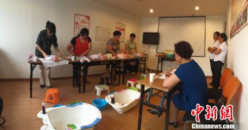 ��������ɩ������ɩ���ڲμӡ�ĸӤ������ר��ְҵ������ѵ���ԡ�����������