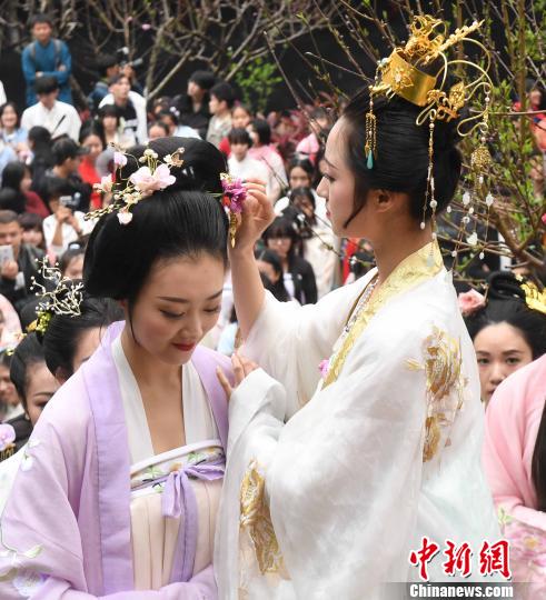 ���ź�����������ִ��ʮ���������Ů�ǹ�ͬ����һ��Ψ���ġ������񡱡����������ɸ� ��