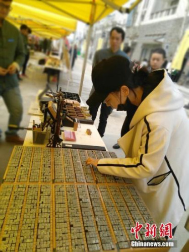 ��Ϊ�Ĵ���֮һ�Ļ���ӡˢ��������չʾ������һЩ�����פ��ۿ�������ʱ���ķ�չ��������ͨ���Ļ�����Ĵ��½���������ƷӦ�õ�����У��������������εȶ���С��Ʒ�� ������ ��