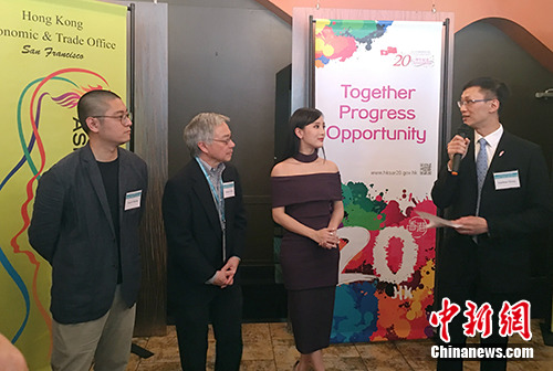 ����ʱ��3��12�����磬���פ�ɽ�ɽ����ó�װ��´�������־�����ң���������˿̡�Ů���ǳ¾����Ҷ�������һ������������׿�裨��һ������ƻᡣ��������� ���� �� 