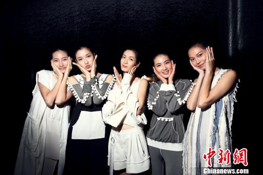 2017�㶫ʱװ��-����11���ı�Ļʽ�ϣ��״�ʵ���㳡ͬ��������������� ��