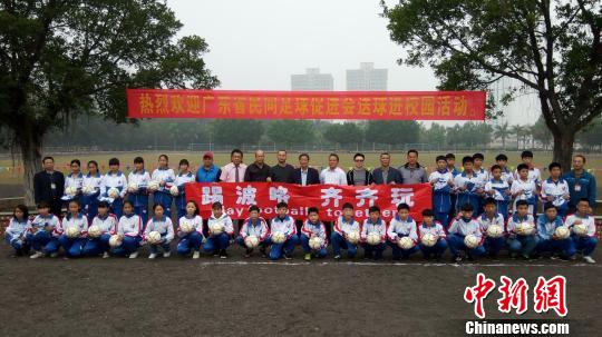 �й���Э����ϯ��־���߽�У԰�ƹ������˶� ������ ��