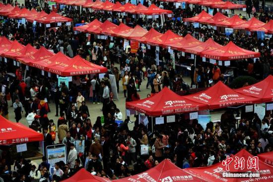 3��2�գ�����ʡ2017��ҽҩ���У��ҵ���ͱ�ҵ�о���˫��ѡ��Ǣ̸����������������ҽѧԺ�ٰ졣������Ƹ����450�����Ƹ��λ�μӣ��ṩ��8000���ӦƸ��λ��ͼΪ˫ѡ���ֳ��� ��������� ����� ��