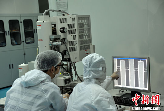 10��14�գ��й���ѧԺ��������ҽѧ���̼����о���(�п�Ժ����ҽ����)ҽ��΢�ɼ����о��ң�������Ա��������ɨ�������΢�����в�Ʒ�ṹ��⡣�����緢 ���Է� ��