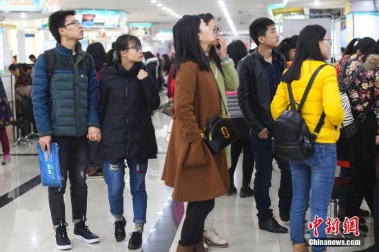 ����ͼ��2017��3��8�գ�ɽ��̫ԭ����Ů��ר����Ƹ�ᣬ�ֳ��в�����ʿ��ͬǰ������æ��ѡ��������������� �信�� ��