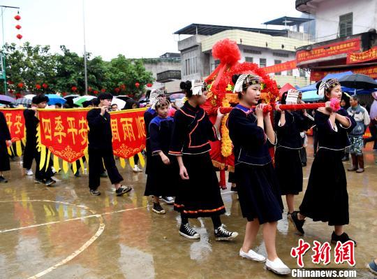 ͼΪѲ�ζ���̧�����ν������������� ��