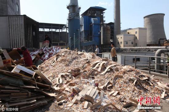 ����ͼ��2017��03��14�գ�����������������Ա����ðα�������㵹�ڷ���¯�ԡ����գ�����ʡ�������̲�ר�����������콡�ȵ����޹�˾���й������ټ�ð���̻����2013�����������漰30�������Ʒ�ơ�1239����ðα���������Է��飬�ͽ���¯���շ��磬ת������3��ȵ硣��Ϥ�����պ��ʣ�������ͨ����ѹ������Ȼ��ڴ����󣬴ﵽ��������Ҫ����ŷű�׼��ͼƬ��Դ���Ӿ��й�