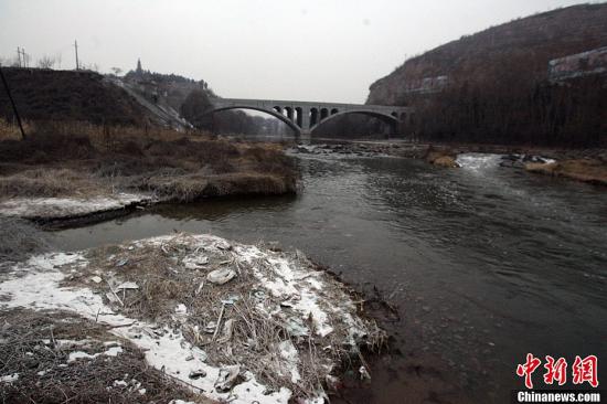 ����ͼ��ɽ���켹ú�������Źɷ����޹�˾8.7�ֱ�������й©�¹ʣ�й©�������ˮ����ʡ�⣬�������ۺ�ˮ���εĺӱ���������ʡҲ�ܵ�Ӱ�죬��ʡ����Ӧ�����������ۡ��������߷��壬�¹�δ�������������ɽ����������Ⱦˮ�屽��Ũ��Ҳ�Ѵ���½����¹ʷ����󣬵�����������ҵ����Ӧ��Ԥ�����������������ĺӷֱ���л���̿����������������5������ʵʱ���ˮ�ʡ�ͼΪ�����������ĺӽ���ںӱ��洦�ɼ��������õ�ʯ�ҡ����� ��