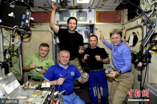 2017��3��20����Ϣ�������ԱThomas Pesquet��̫��ִ�������ڼ��������¼�˴�̫�ո���ĵ��򾰹ۣ������ľ�ͷ�£�����˹ѩ�غ��Ƽ������廭�ұ��µĳ��󻭣�ɳ�ذ�����ɳĮ�ϵĹ��ʢ������ɫ�㶹��������һ���̹�������������������Ͽ�Ȳ��١�����������󡱣�������˹ɽ�ϵĻ�ѩ����͹��ļ����ס�Thomas�Ӷ����ӽ�������չʾ�˵���ĸ�׵���������ͼƬ��Դ���Ӿ��й�