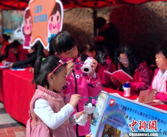 ͼΪ���ڲμ�Ȥζ�������ڵĶ�ͯ������� ��