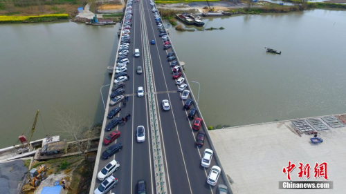 4��4�������ڣ�Ҳ������С���ٵ����һ�죬�����˻�ǧ��˻��羰���ڵ��Ͳ˻�����ʢ���ڡ�����ǧ��˻��羰��������֯������ǰ������������ο�̫�࣬����ͣ������λ���ţ��ڶ�ĳ����ھ����ܱߵĹ�·���������˳�������������������һ����������������������ʮ��׳�ۣ���·��Ҳ����һ��������ͣ���������ϵ��� ��