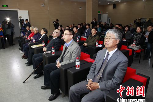 ������ʽ�᳡�ڵļα��ǡ����췽��ͼ