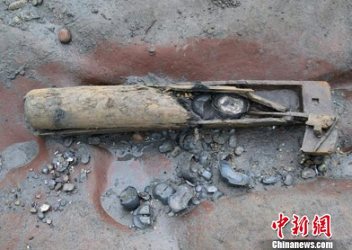 ���ŷ����ֳ�һ��������ľ�ʣ�����װ����������Χ��ɢ����һЩ������������ ��