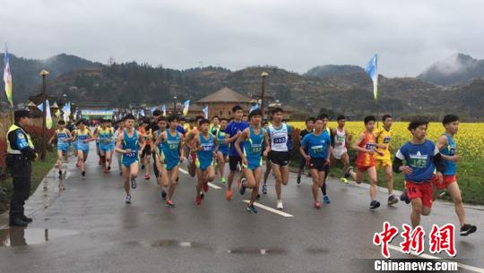 ͼΪ�˶�Ա�ڡ���ѩɽ�����Ͳ˻����н��𡣡����� ��