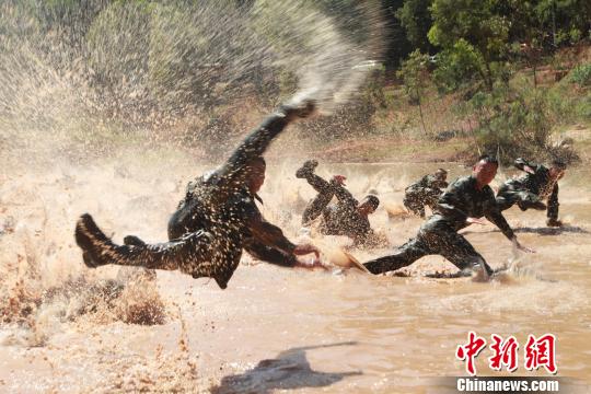 ͼΪ��ս��Ա��������ѵ������Ծ��൹������ά ��