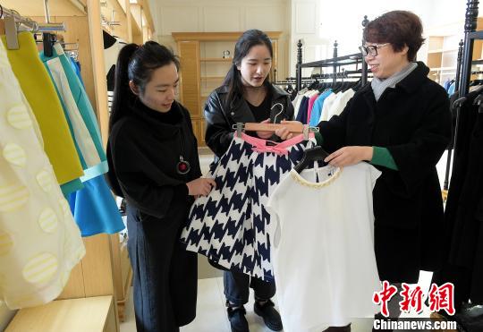 ͼΪѧԺ��ʦָ��ѧ����װ���м��� ������ ��