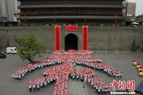 ����ͼ������ǧ�˷����ж���ʫ�������ط����ϡ�ͼΪǧ�˰ڳ��ġ��ء��֡�����Զ ��