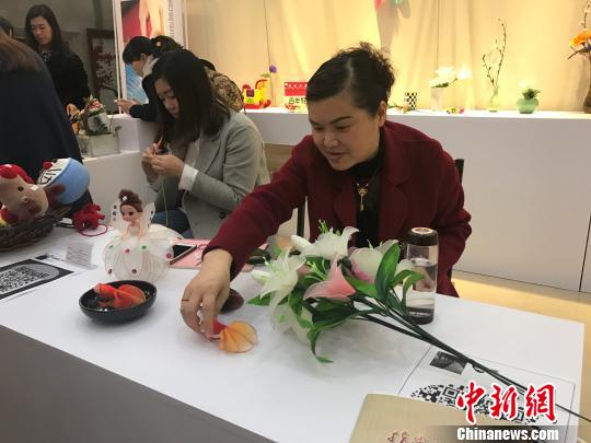 ͼΪŮ���ֳ�չʾ�ֹ���Ʒ����������������