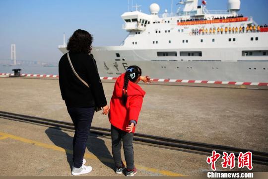 27�գ�Զ��6�Ŵ�ʻ���й����Ǻ��ϲ�ز���ͷ��ͼΪ������Ϊ��Ա���С�����˼�� ��