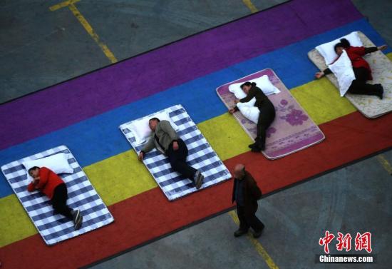 ����ͼ��3��20�գ����츢����С����С�����˯��Զ���������������μӻ��������¶���˯������Ϊ�����ķ�ʽ��Я��ͷ����ӭ������˯���յĵ�����������ȷ��������˯�߷�ʽ�� �³� ��