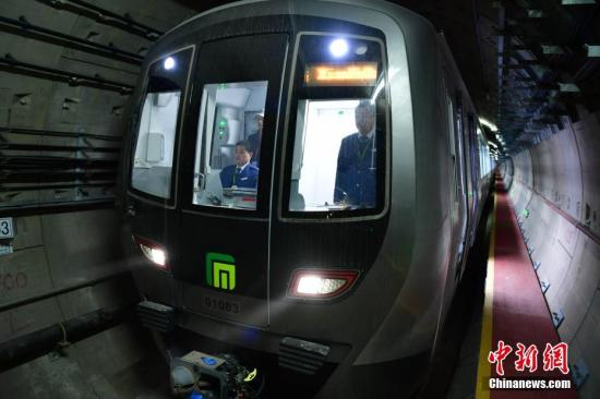 2��20�գ�Ϊ��3���µ�ʯ��ׯ����������������ʽ��������Ϊ�ӱ��׸�ͨ�����ĳ��У�ʯ��ׯ����ӱ����롰����ʱ��������ʱ��ͼΪʯ��ׯ����ѡ�õĹ��ұ�׼A�ͳ������������ ����� ��