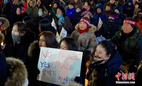 ����ͼ���ھ��롰���¡�����غ������ݸ߶���������ĳ��н�Ȫ�У���ǧ����ðѩ���ᣬ���鲿�����¡������������ ���� ��