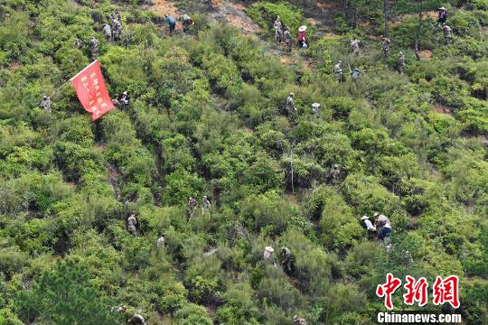 ��͡�����ڳ�����ˮ����ʧӰ�죬ɽ��������ֲ������������������20�������ľ���Գɲģ����²ݹ��˻�������������ʧ����ʣ�������γ��ˡ�Զ����ɽ�ڣ�����ˮ�������ľ���ͼΪ�ٱ������һ����ֲ���硣������Ȫ ��