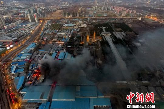 30������17ʱ����ɽ��ʡ̫ԭ��˫����·��ɳ���ذ�һĦ���г��ⷿͻ����𣬸���ʮ�����ﷶΧ������Ũ��������ա����丽���ĵ��صر��Խ���˫���±��������֡���Τ�� ��