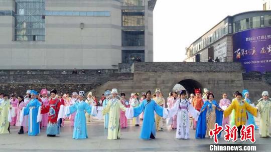 111��Խ��Ϸ��ʢװ�����������ϻ� ��