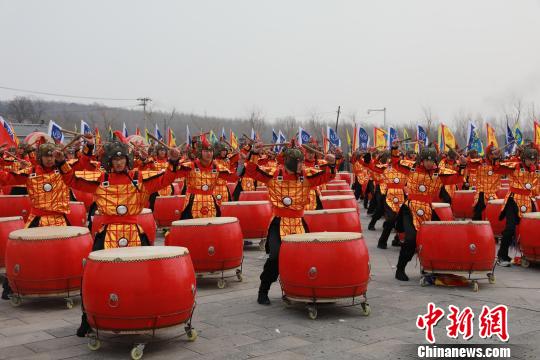 �ڷ�����ɴ��Ŵ���ڻ�����̡�ͭ������ש�����ɼ����׺׵���Ӱ��ͼΪ�ھŽ�����������ʰ׺׽ڿ�Ļʽ�Ͻ��еĴ��ɹ��ϱ��ݡ������� ��