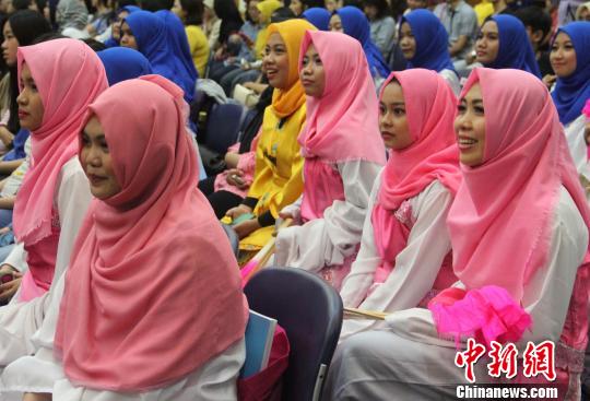 ͼΪӡ��ѧ��������Ȥ�عۿ��й����΢��Ӱ���������� ��