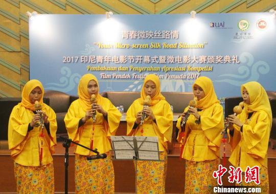 ͼΪӡ��ѧ�������«˿���¹��µķ�β�񡷡��������� ��