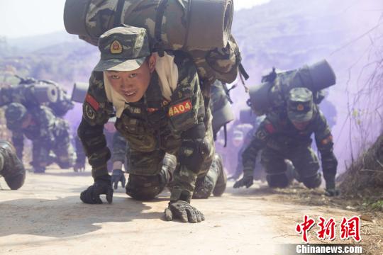 ͼΪ��ս��Ա��Ϯ;�н������¡�����ά ��