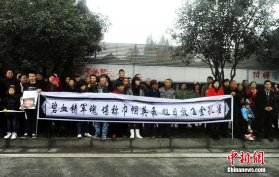 11��20�����磬�й�Ů����Ա������ʿ���������Ĵ���������ʿ��԰�����߹��������Ӵ�����������������ǰ���ѡ�����ĸУ�����Լ�������Ⱥ�ڴ�����������ʿ������� ��������� ��Դ ��