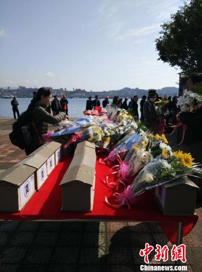 ͼΪ�ڻ����и������ǹ�ȡ����131λ���ߵĹǻҡ�����һ�� ��