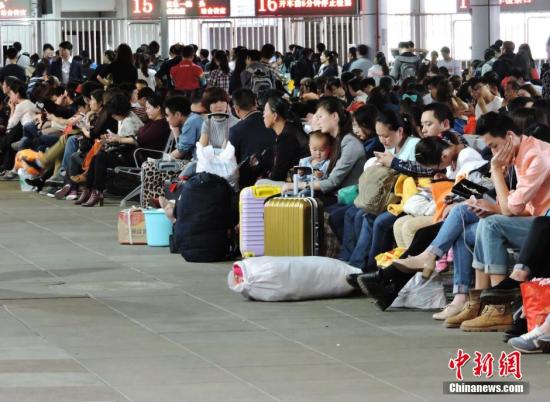 ����ͼ��2016��4��4�գ��ÿ����Ĵ����ݻ�վ�򳵡�����������С�������һ�գ�ȫ����·����·����ӭ�����̿����߷塣�����緢 ������ ��