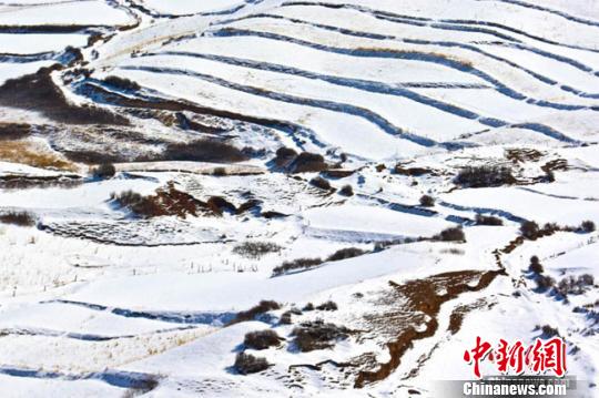 ����ͼ��λ������ɽ�µĸ�����Ҵ������ԣ��������������������ڰ�����ѩӳ���¸�����������������һ�������ĵ��໭������������ʪ����Ӱ�죬����������ɽ�������콵�´�ѩ��ѩ�������ɽ��������׳���������� ��