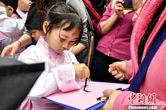 29�գ����������������۵��������һ�죬���ݹ���ʵ���׶�԰60�������ޡ����и��š���������ʽ��ͼΪ��������ʽ֮һ��д���ˡ��֡��������F ��