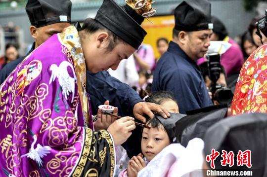 29�գ����������������۵��������һ�죬���ݹ���ʵ���׶�԰60�������ޡ����и��š���������ʽ��ͼΪ��������ʽ֮һ������ɰ���������F ��